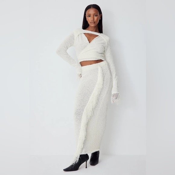 NA-KD Set - Off White Knitted Overlap Fringe Detail Sweater & Skirt - Picture 5 of 11